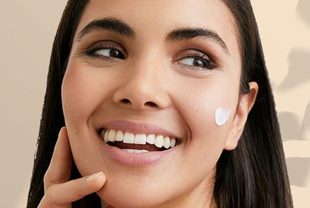 Mujer vive los beneficios de añadir protector solar a su rutina de skincare