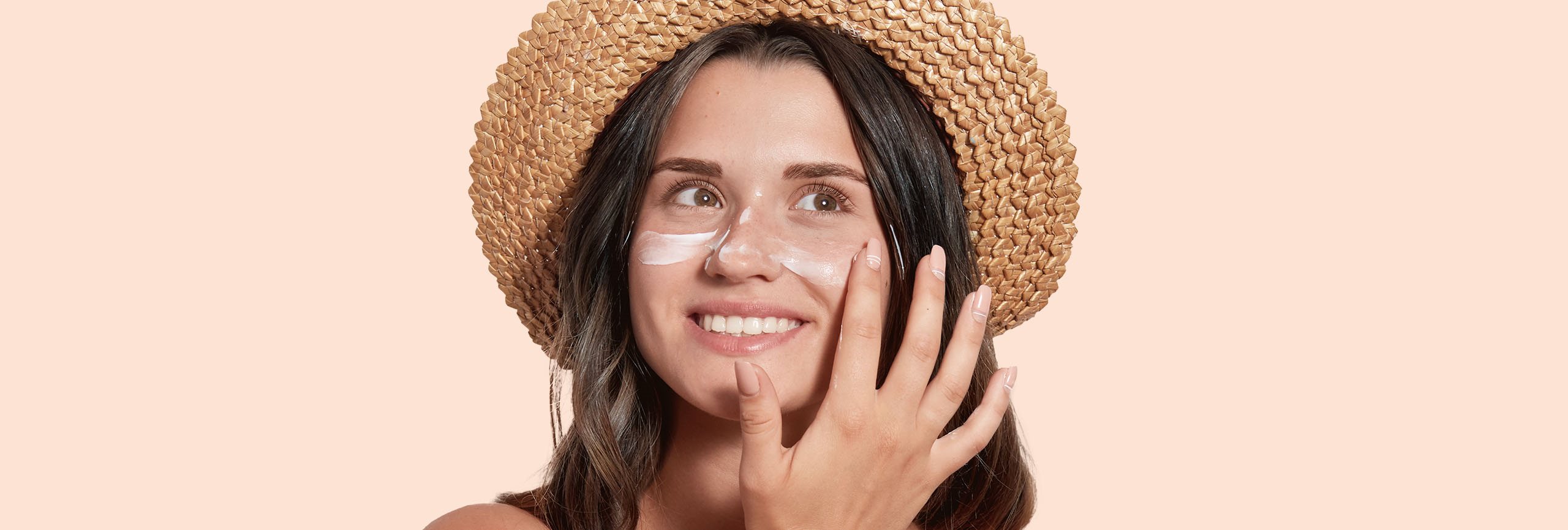 Chica con protector solar en la cara