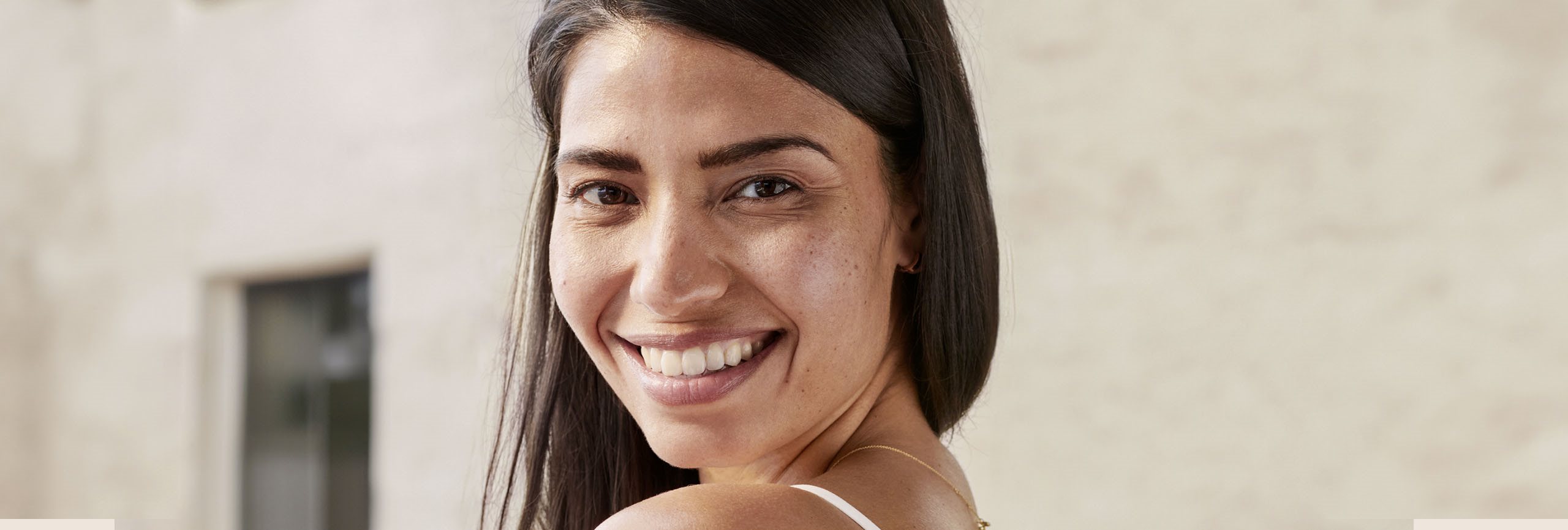 Mujer cuidando su piel facial del sol
