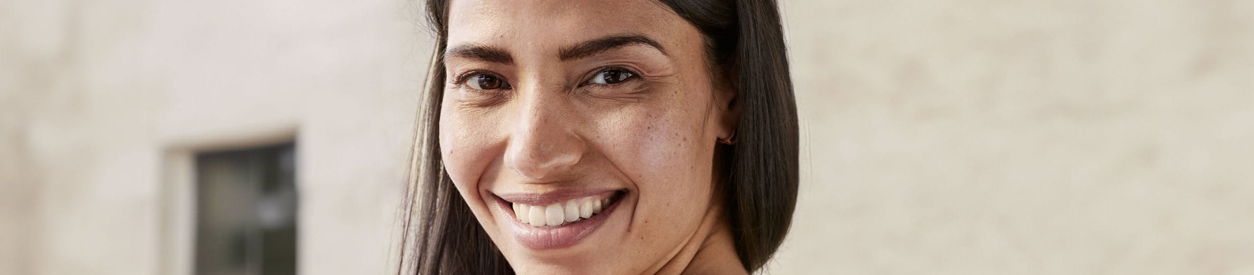 Mujer cuidando su piel facial del sol