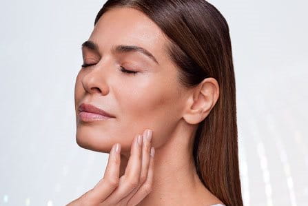 Mujer que hará su rutina de cuidado facial