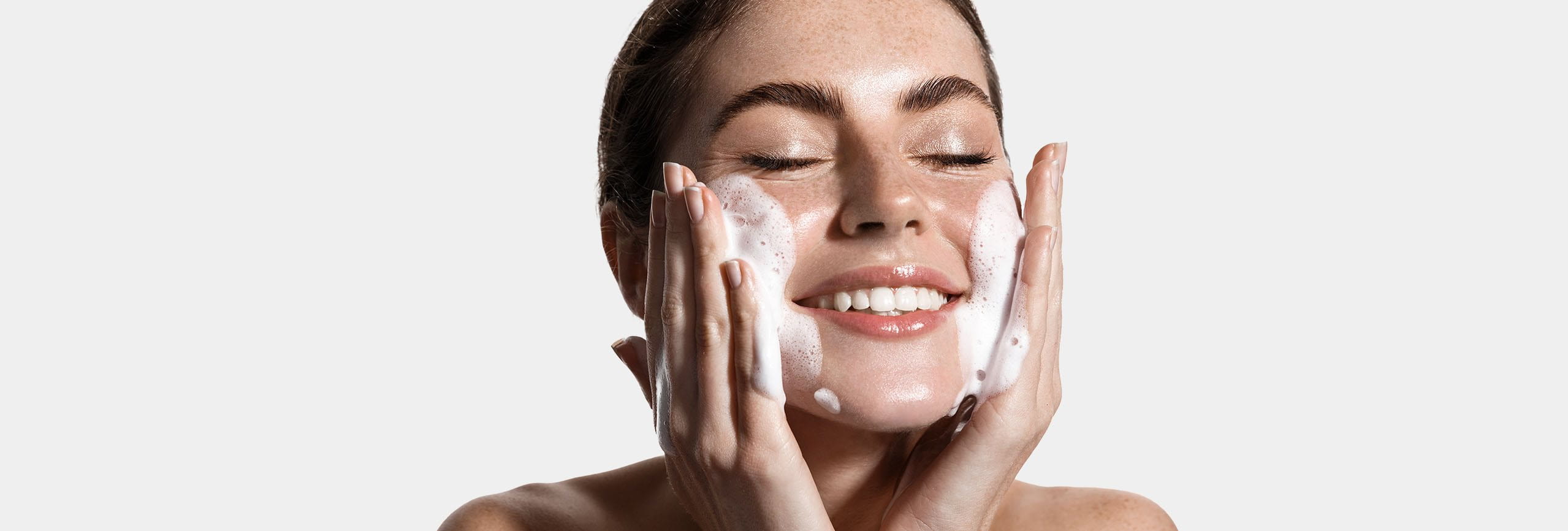 Mujer aplicando crema en su piel seca