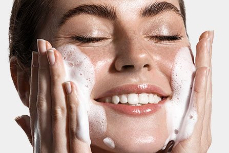 Mujer aplicando crema en su piel seca