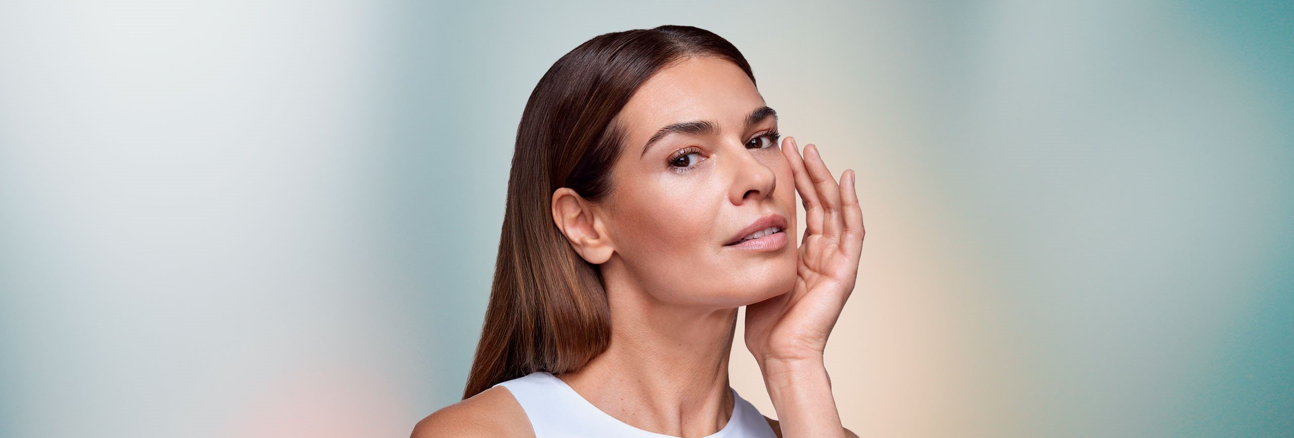 Mujer cuidando su piel con hyaluron filler