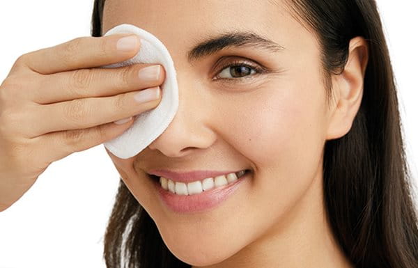  Limpia tu piel antes de aplicar el cuidado hidratante para pieles con tendencia acneica
