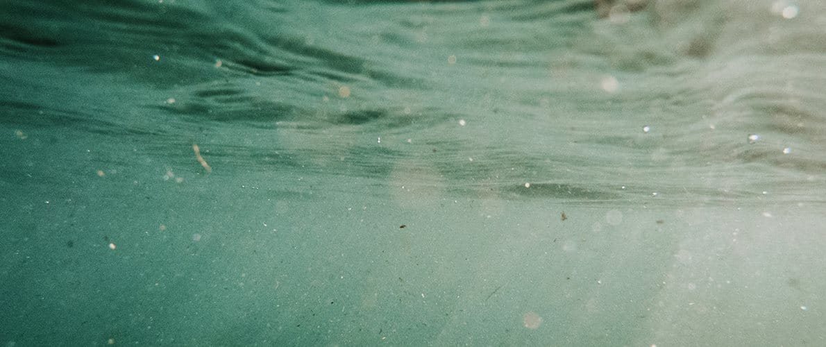 مواد بلاستيكية دقيقة  تطفو في المياه