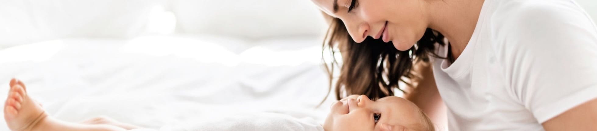 Baby en moeder op bed