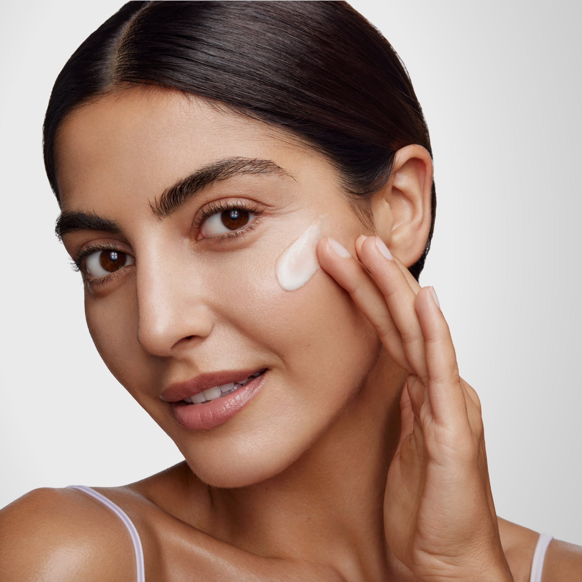 Apprendre à se faire un massage relaxant du visage à la maison est un moyen efficace pour améliorer votre humeur.