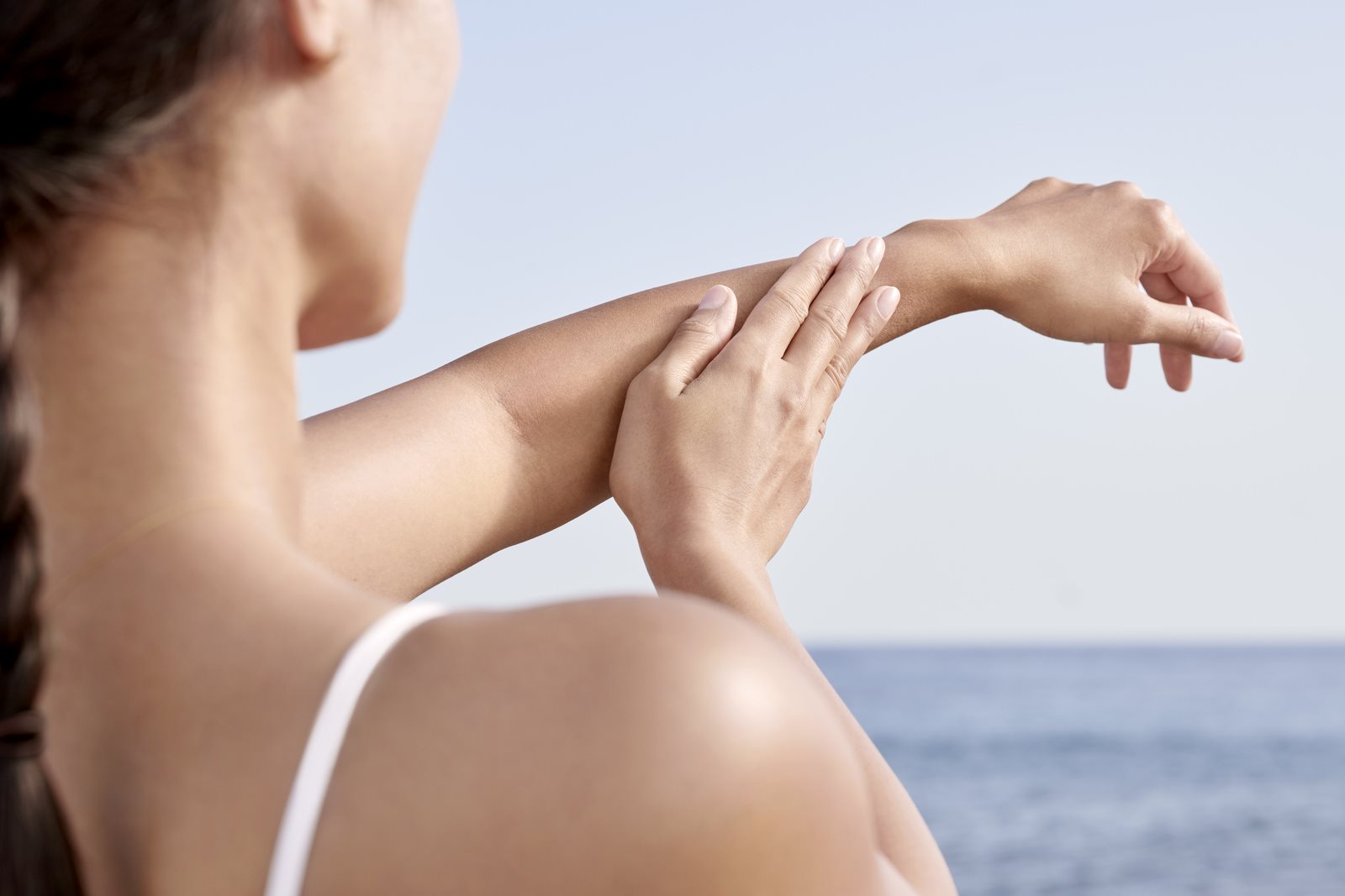 Une allergie au soleil est une réaction cutanée induite par le soleil qui se traduit par une éruption cutanée.