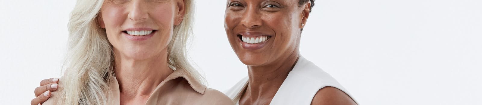 Kvinnor som ler tillsammans