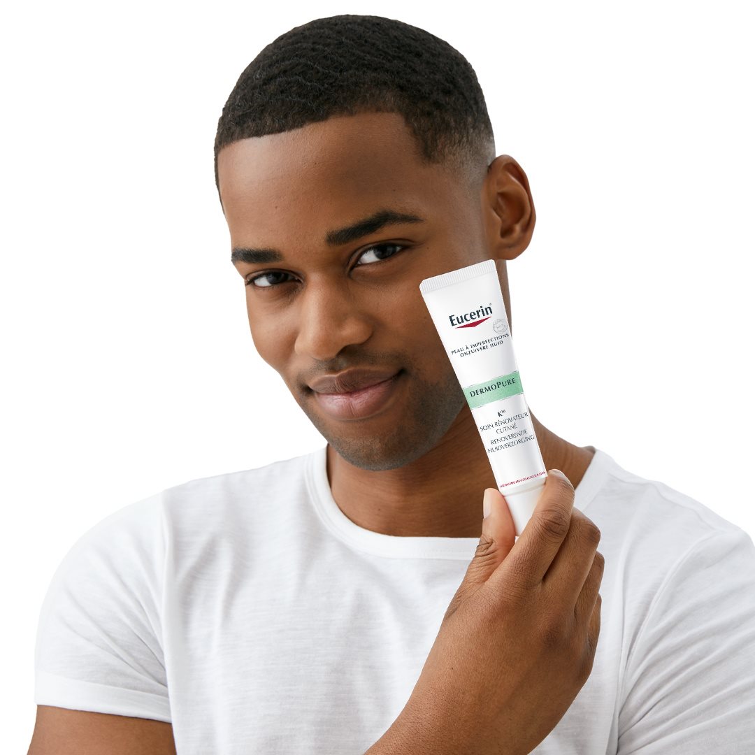 Woman applying Eucerin DermoPure K10 Soin Rénovateur Cutané