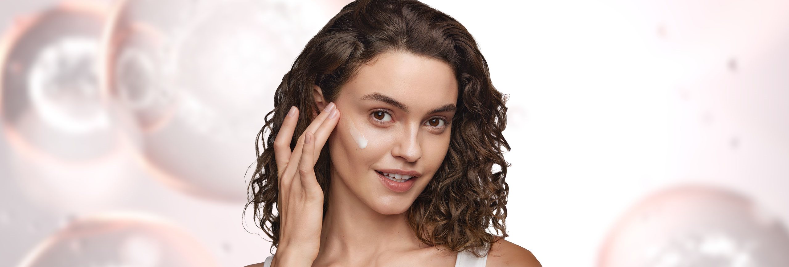 Mujer siguiendo los tips para atender y evitar las manchas en la piel de la cara