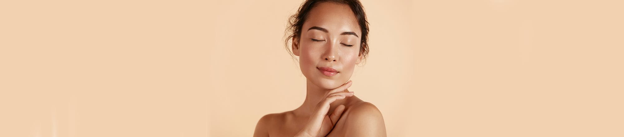 foto di donna con pelle del viso tonica e luminosa