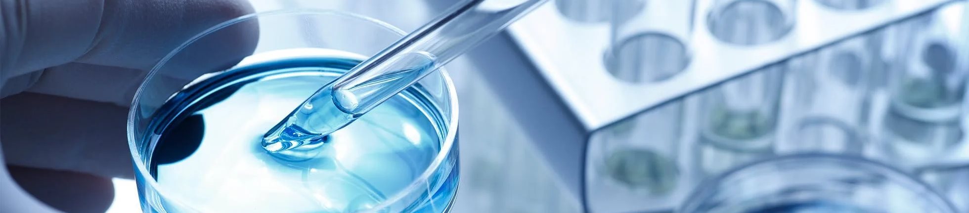 Im Labor wird eine Flüssigkeit mit einer Pipette aufgenommen