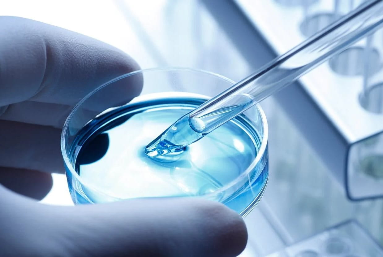 Im Labor wird eine Flüssigkeit mit einer Pipette aufgenommen