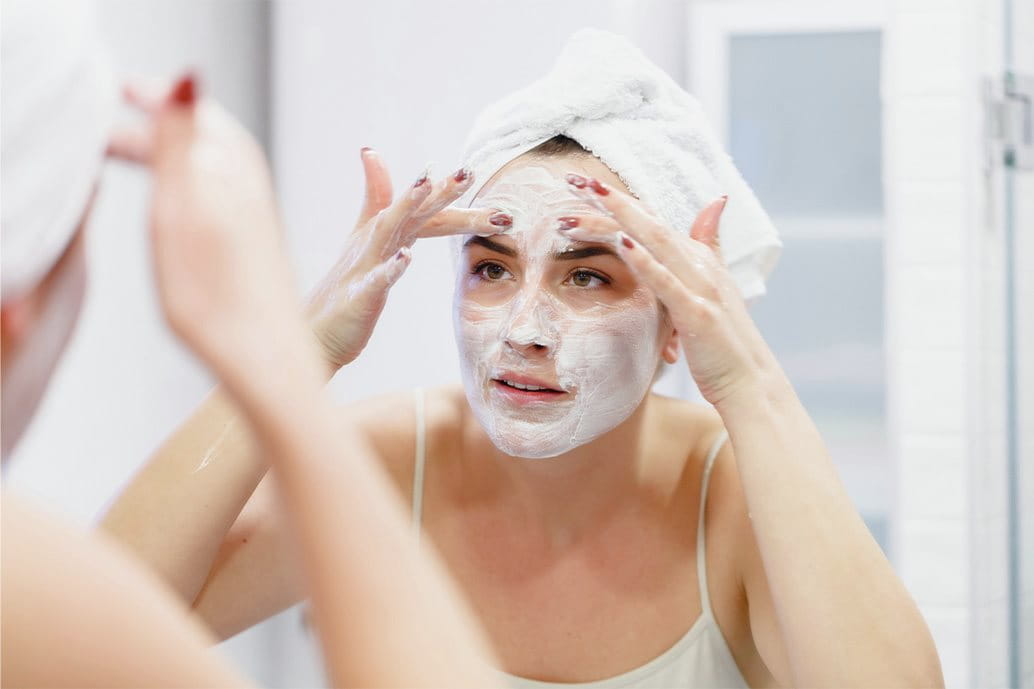 foto di ragazza che deterge il viso