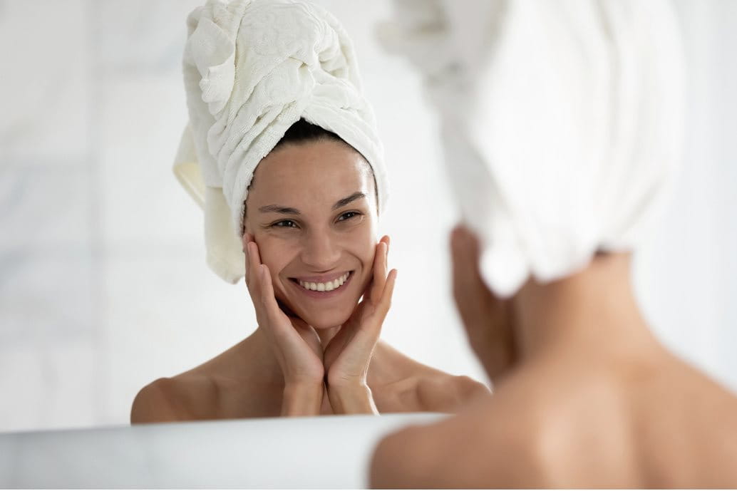 foto di ragazza che deterge viso skincare