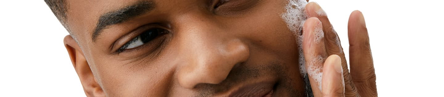 Une routine de soins régulière avec des produits appropriés permet de lutter contre l'obstruction des glandes sébacées.