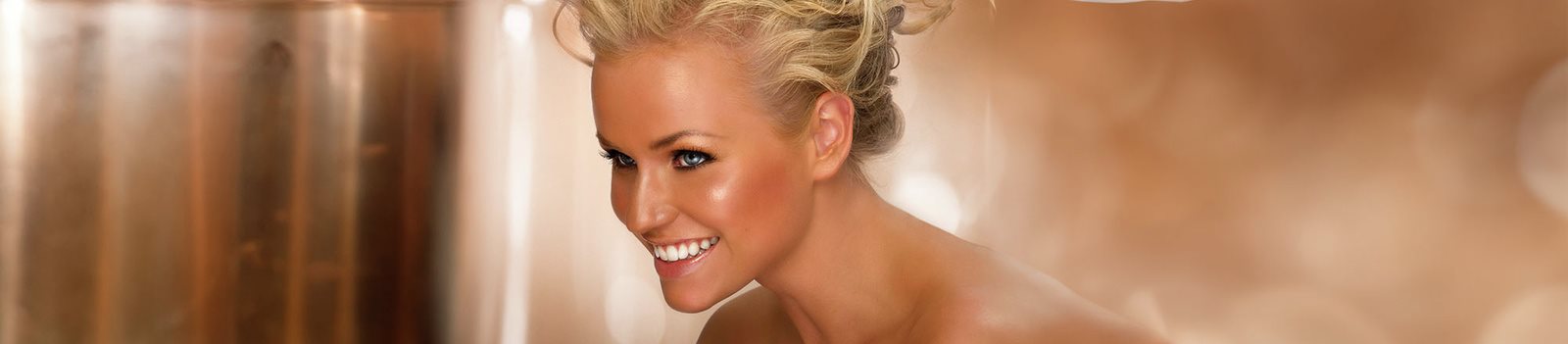 Ragazza abbronzate dopo le vacanze