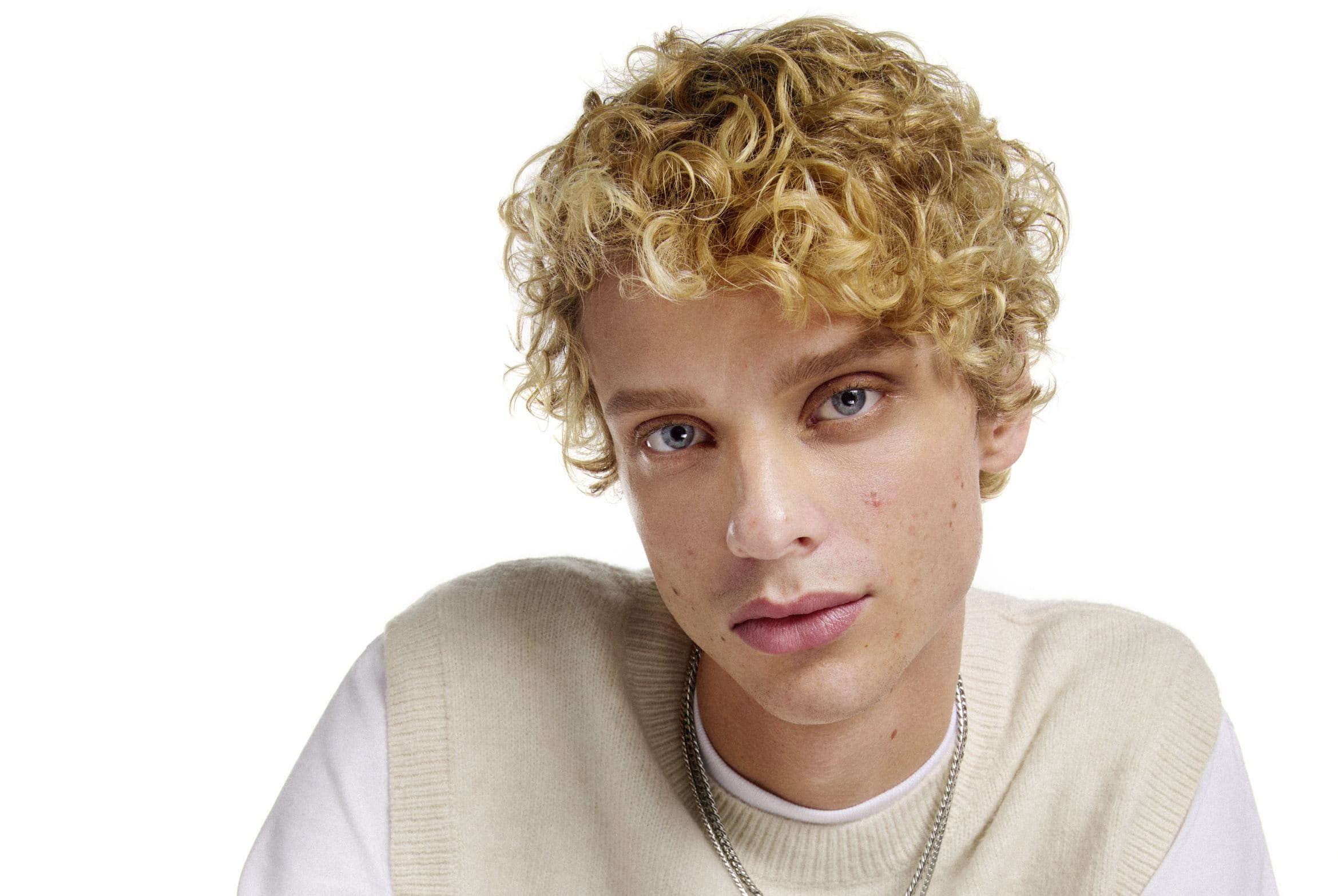 En man med ett rent ansikte efter användning av hudvård