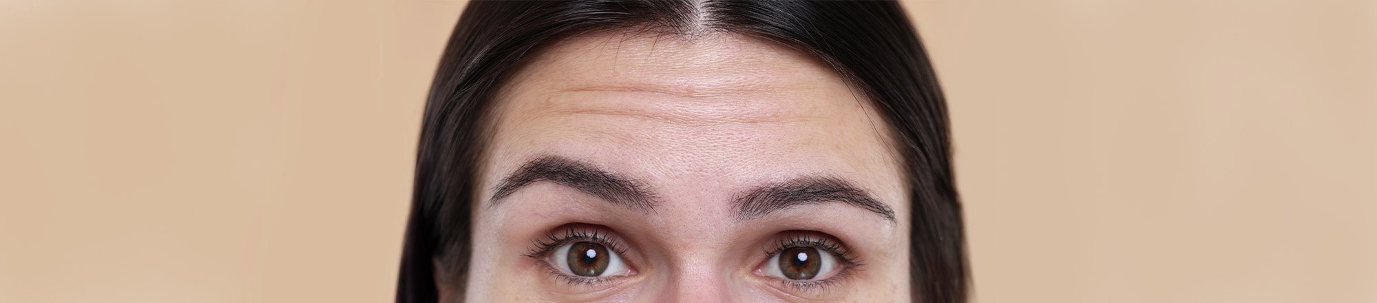 Primo piano di donna con rughe sottili sulla fronte