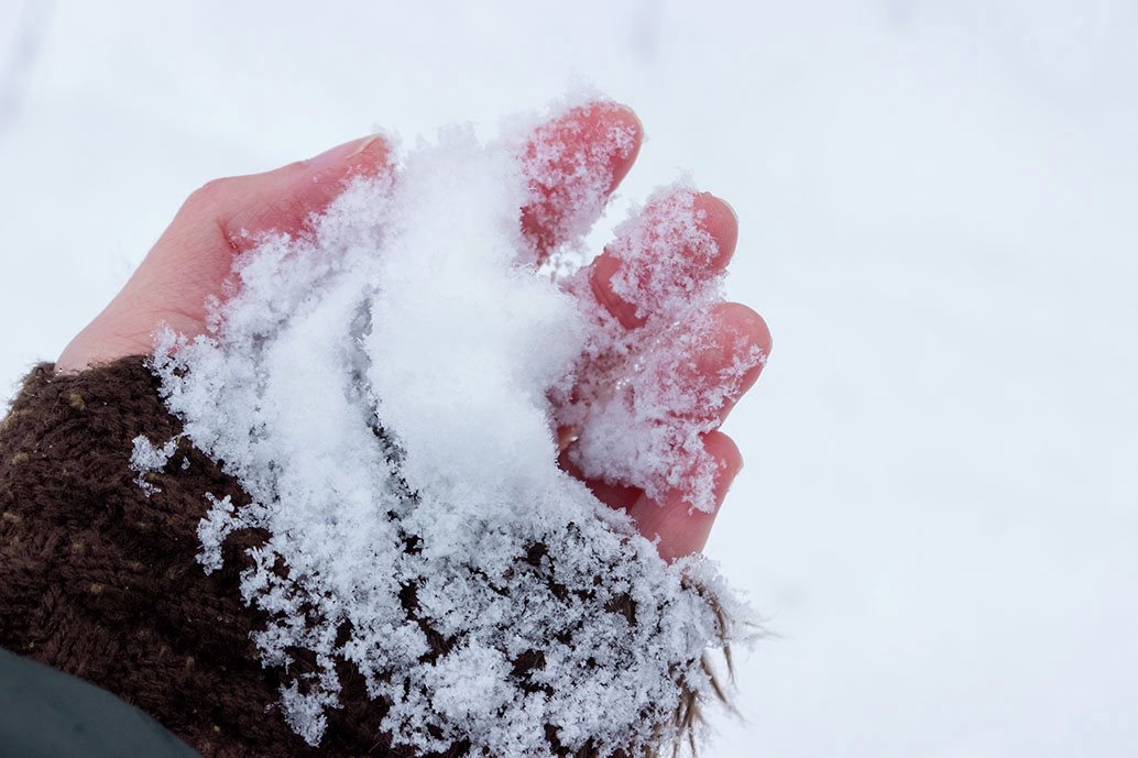 foto mano esposta al freddo