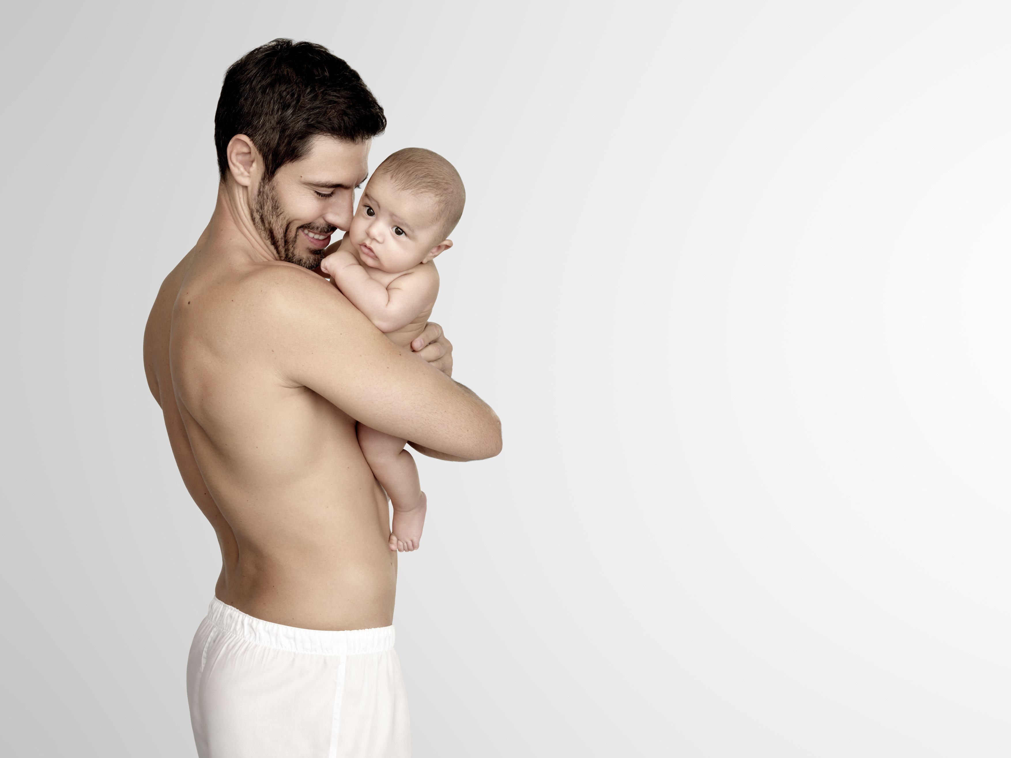 Muž držící miminko