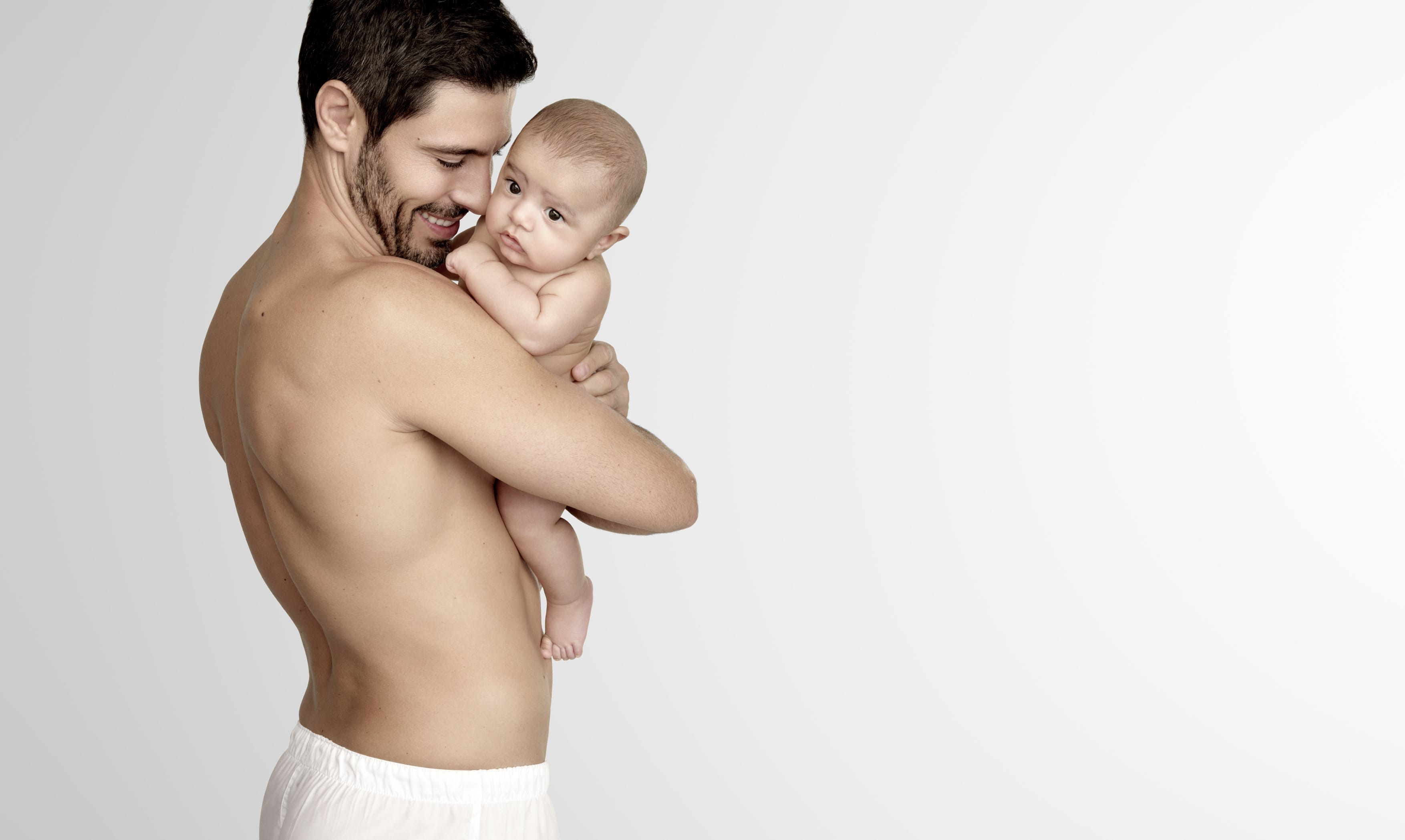 Muž držící miminko