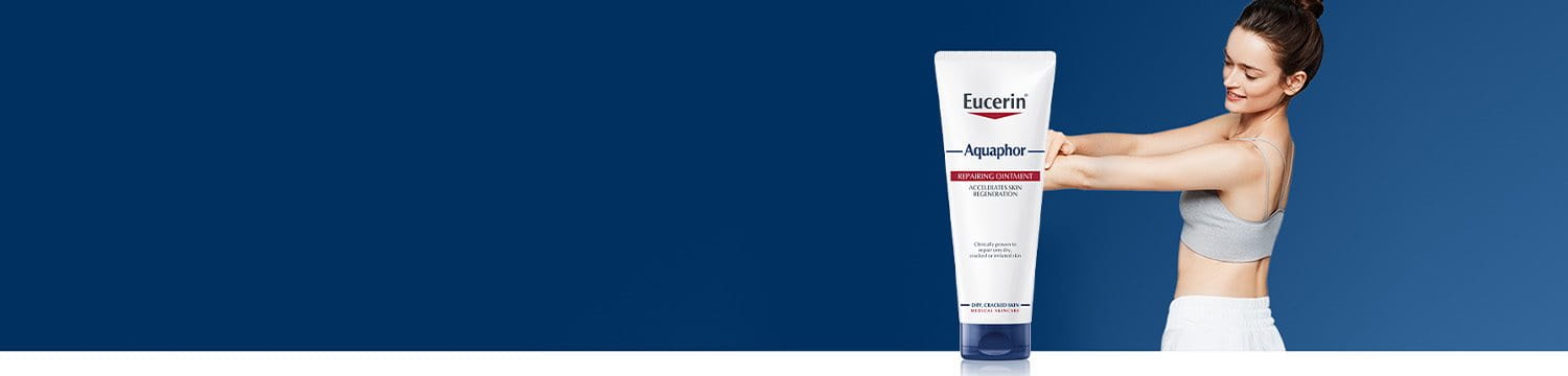 mladá žena a regeneračná masť Aquaphor