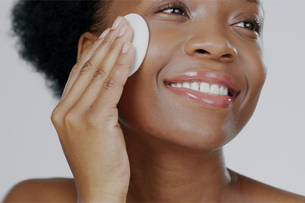 foto ragazza che applica tonico viso skincare