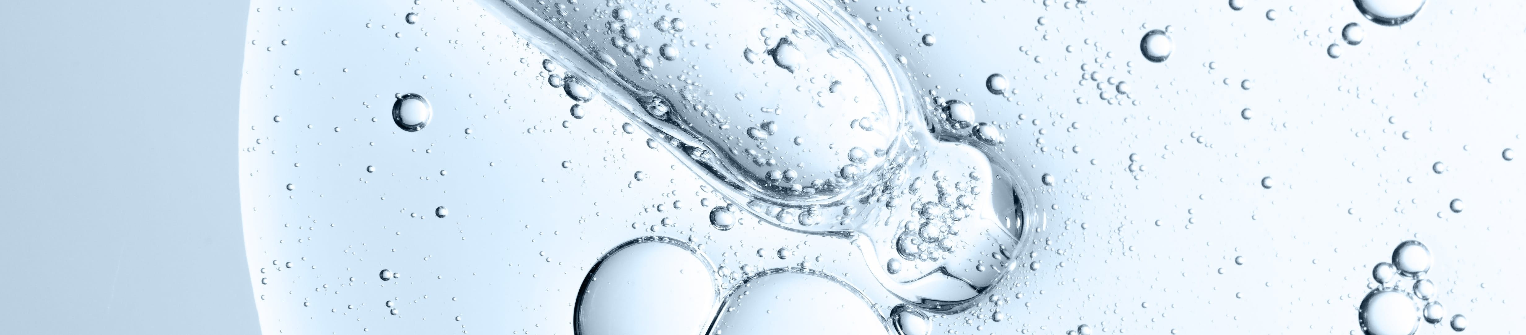 Nahaufnahme einer Pipette, die in Serum liegt.