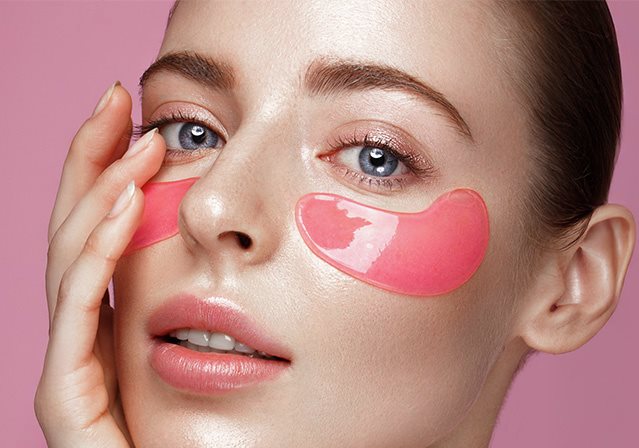 foto di ragazza che effettua skincare viso