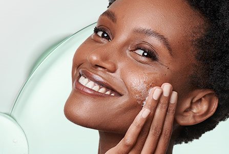 Mujer siguiendo los consejos para prevenir o reducir el acné