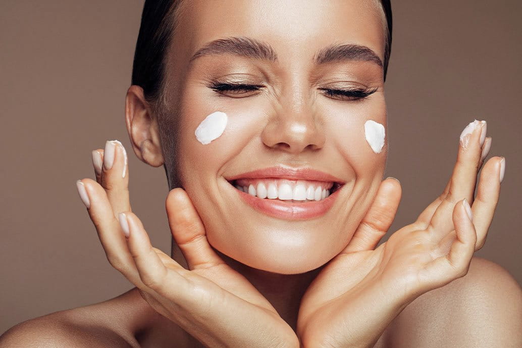 foto ragazza che idrata la pelle con crema viso