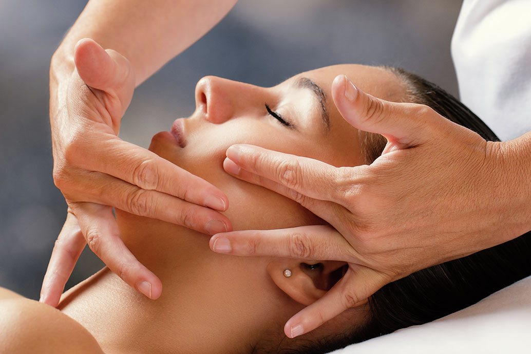 Trattamento massaggio professionale su viso donna