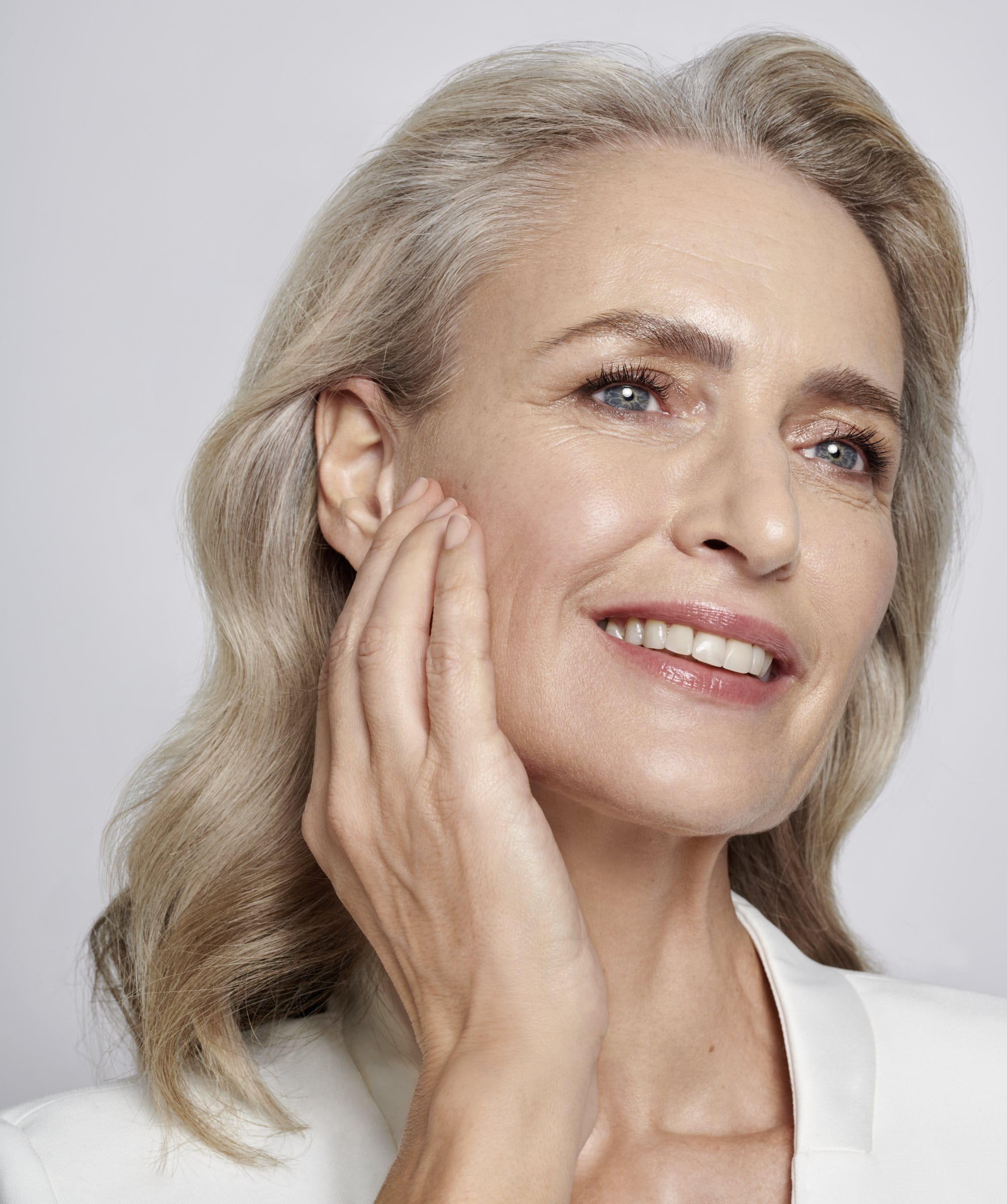 en kvinna med fast, slät och elastisk mogen hud