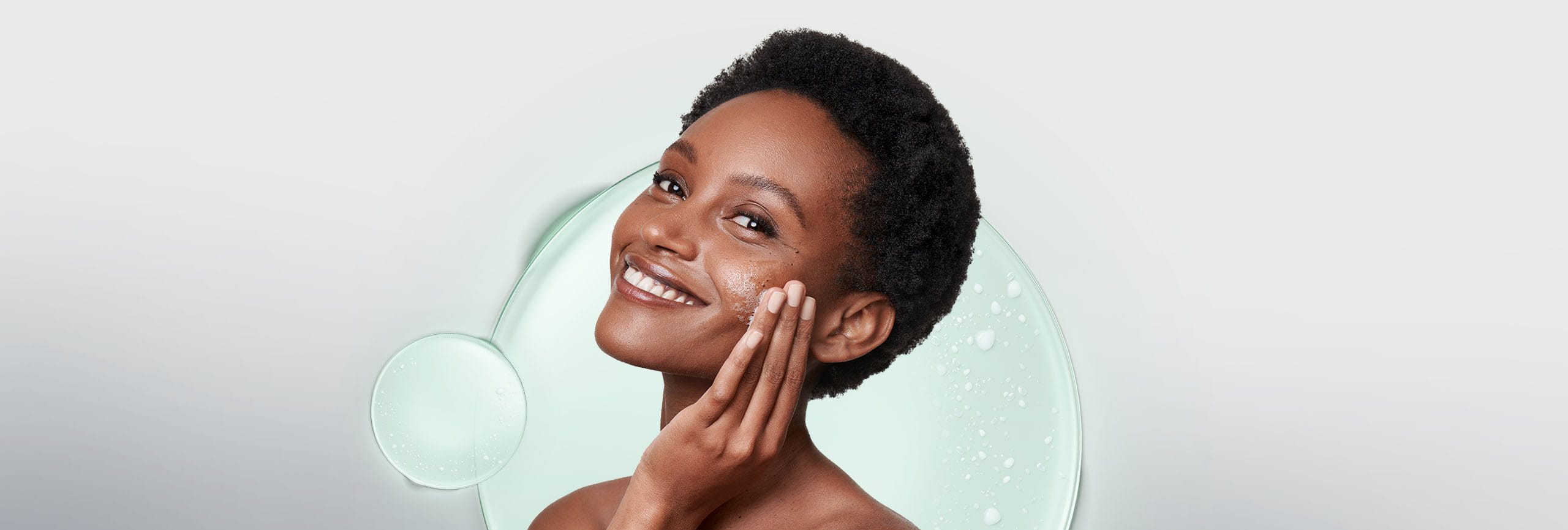 Mujer siguiendo los consejos para prevenir o reducir el acné