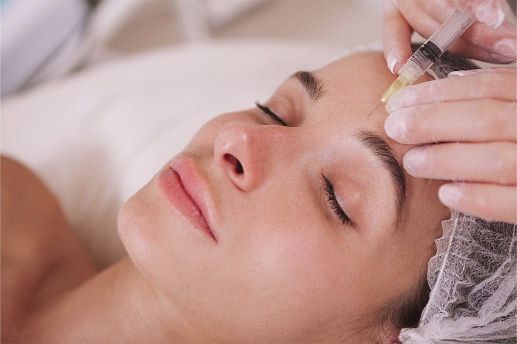 Trattamento di biostimolazione viso su ragazza giovane tramite iniezione sulla fronte