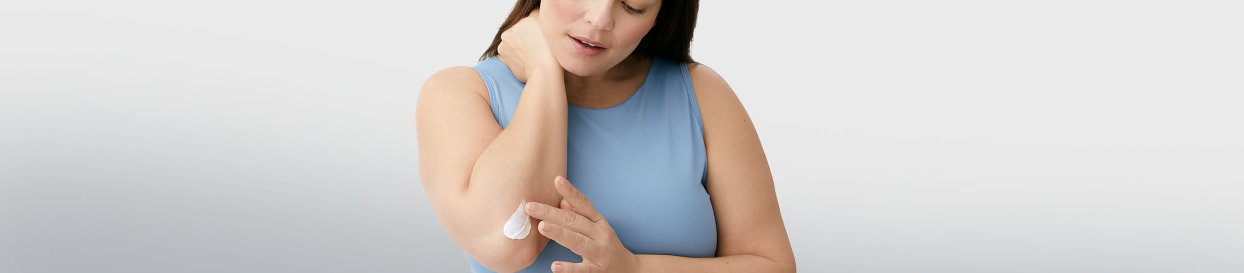 Persona con manchas en la piel del cuerpo causadas por el sol