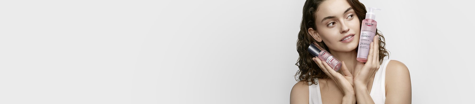 modelka držící výrobky Eucerin Anti-Pigment
