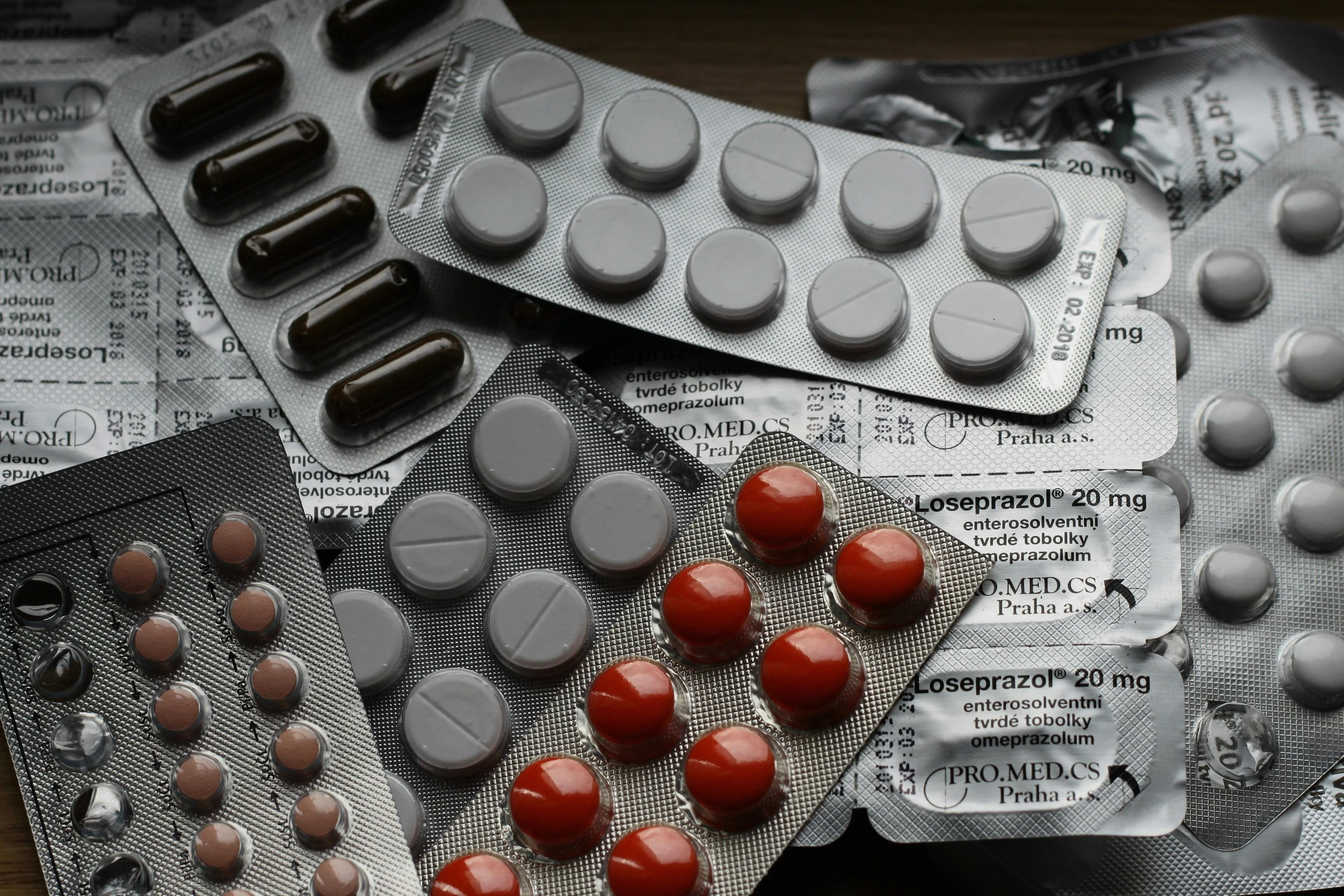 Verschiedene Blister von Tabletten.