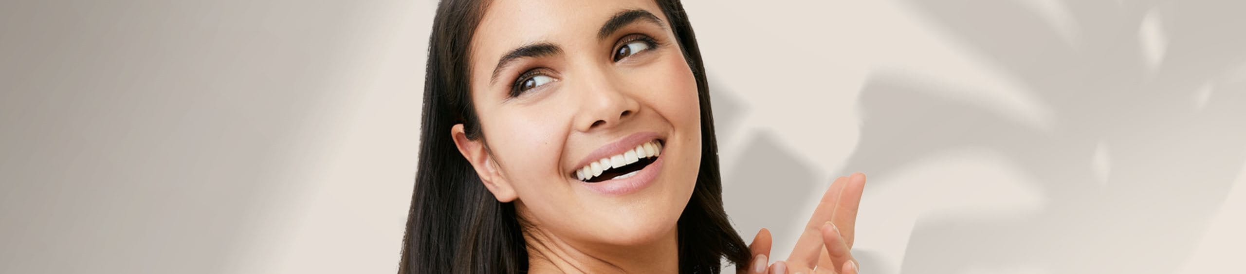 Persona siguiendo los consejos para mantener su piel joven y sin arrugas