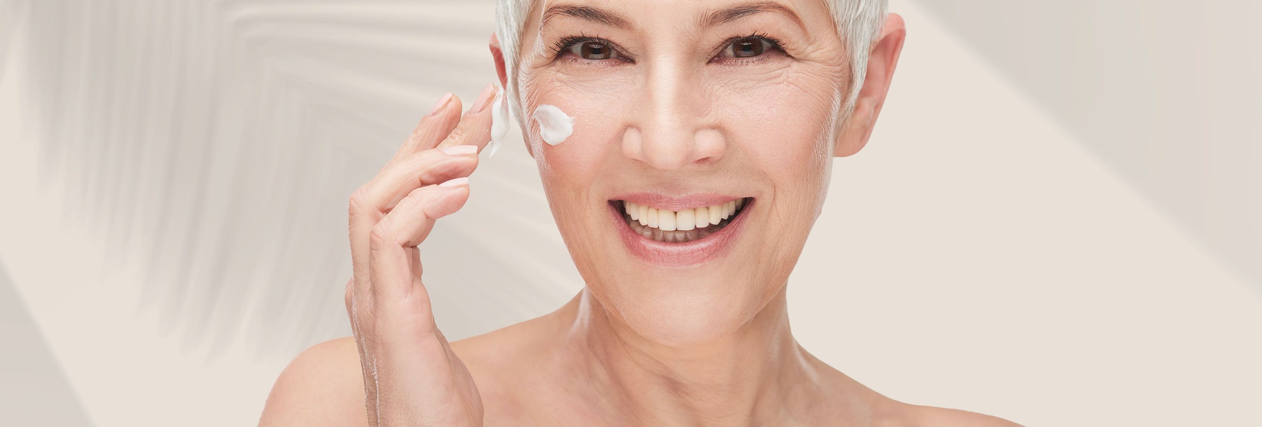 Rutinas faciales antiarrugas para el cuidado día y noche