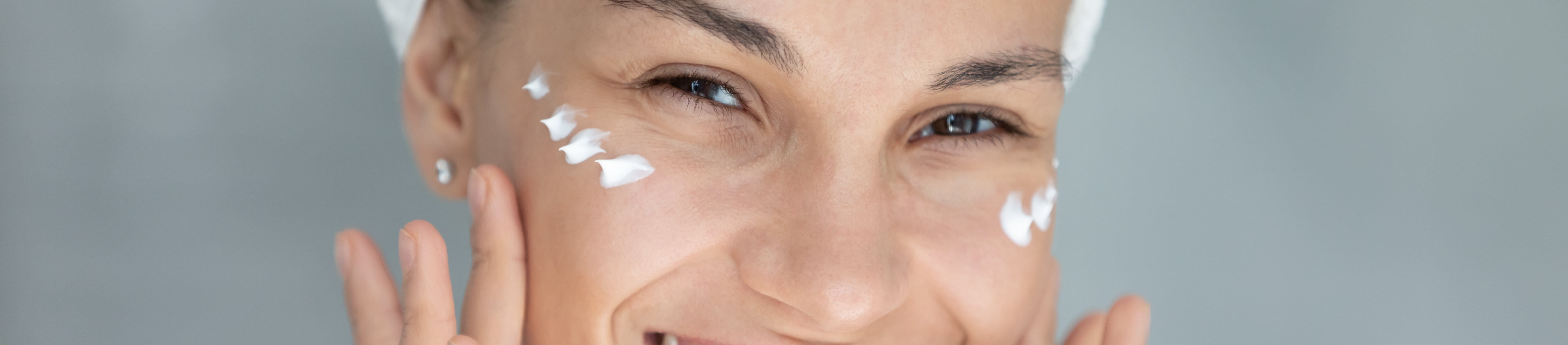 mulher a lavar o rosto