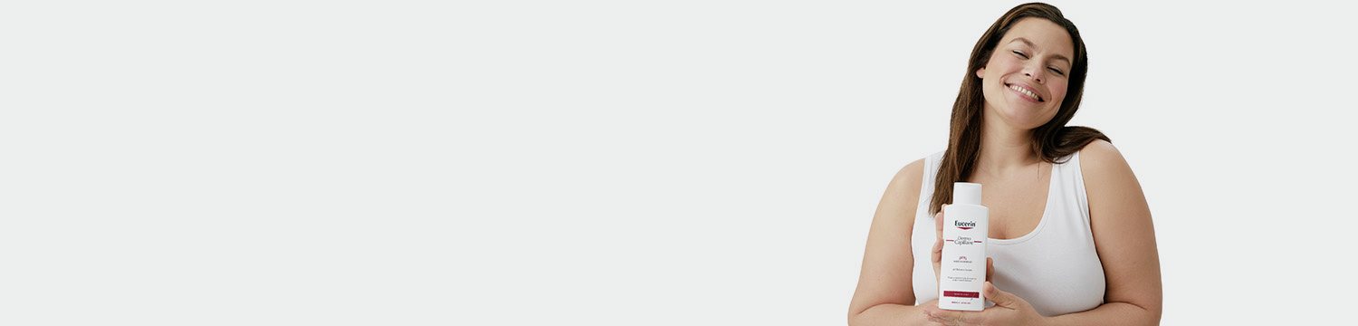 modelka držící eucerin šampón