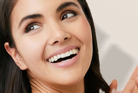 Persona siguiendo los consejos para mantener su piel joven y sin arrugas