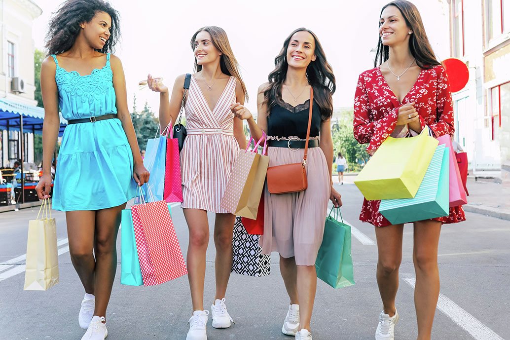 Donne abbronzate in città