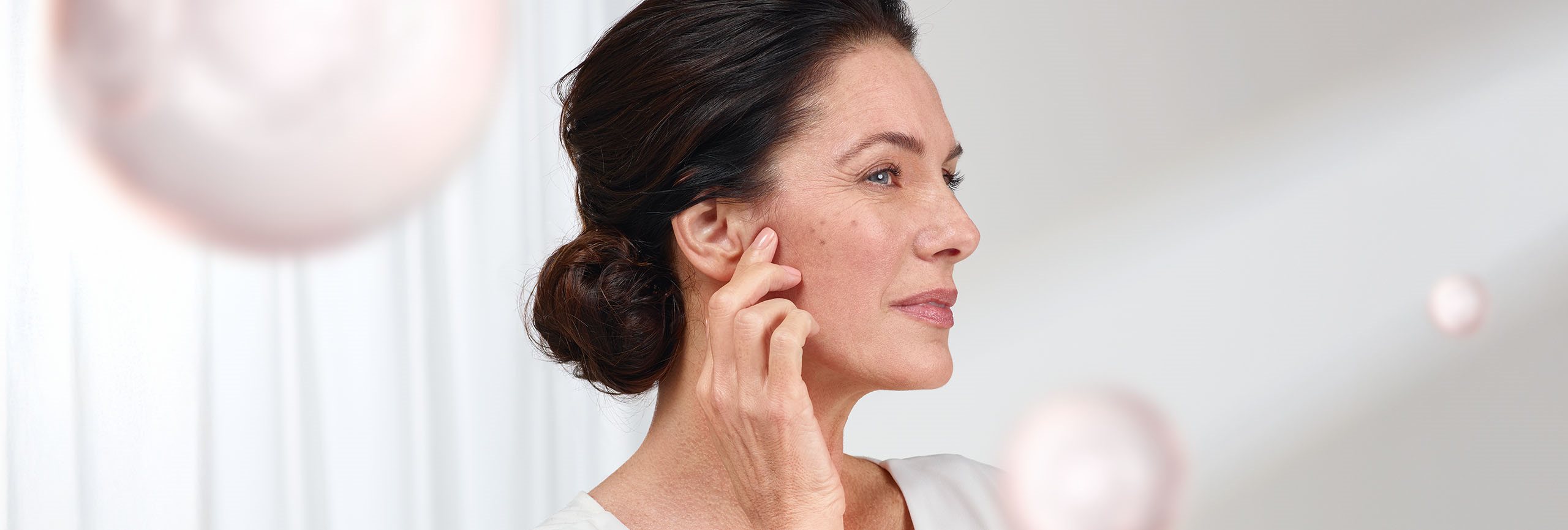 Mujer siguiendo los consejos para evitar las manchas corporales