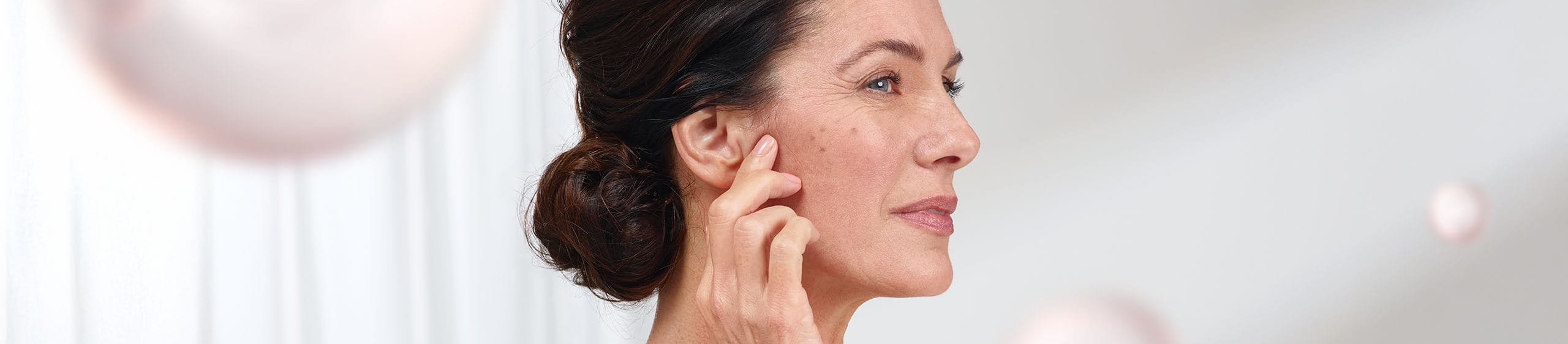 Mujer siguiendo los consejos para evitar las manchas corporales