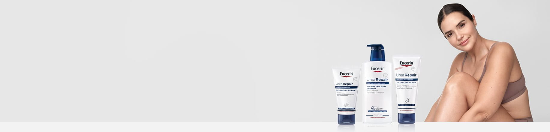 Donna seduta con confezioni di prodotti in primo piano